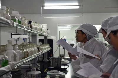 探訪化妝品制造前沿——茂名職業技術學院在雅蘭生物研究中心舉行結課儀式與參觀學習活動